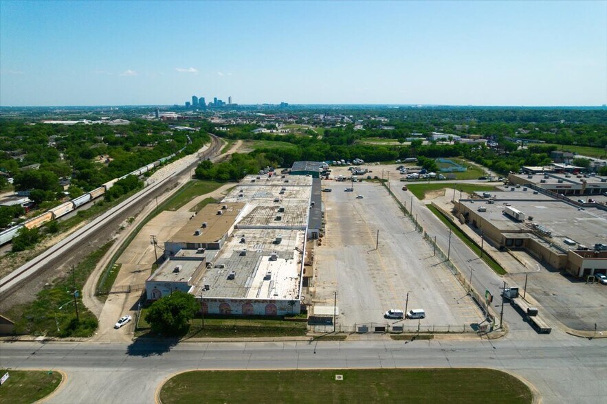 More Photos Of 318 E Long Ave, Fort Worth General Retail For Sale