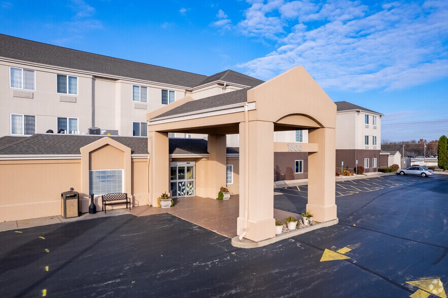 More Photos Of 1600 Lawrence Dr, De Pere Hotel For Sale