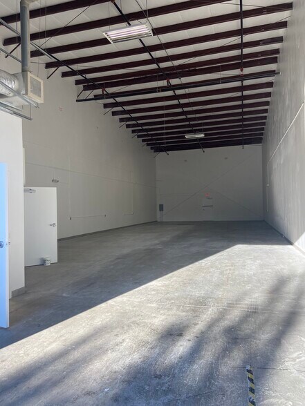 More Photos Of 5032 Forsyth Commerce Rd, Orlando Warehouse For Lease