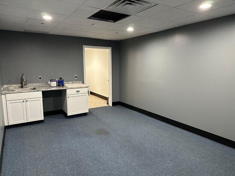 More Photos Of 9130 Otis Ave, Indianapolis Flex For Lease