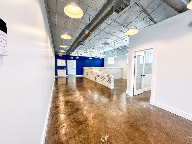 More Photos Of 920 Dauphin St, Mobile Office For Sale