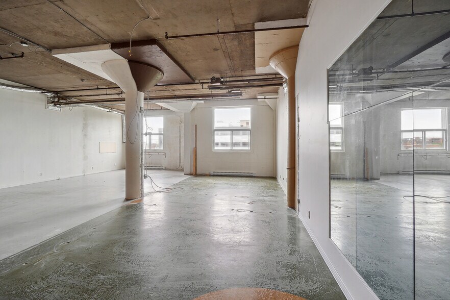 More Photos Of 6674 Av De L'esplanade, Montréal Industrial For Lease