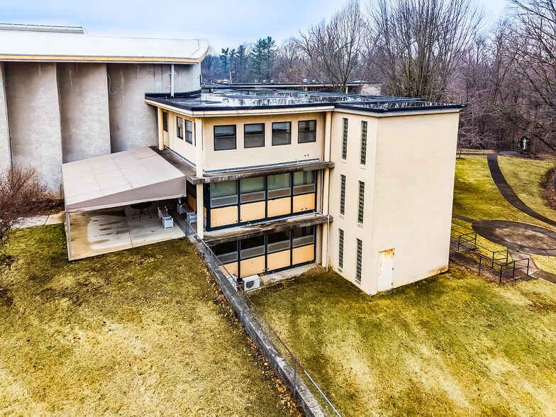 More Photos Of 25 Victory Noll Dr, Huntington Healthcare For Sale