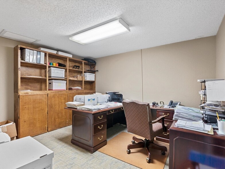More Photos Of 102 S Main St, Cleburne Office For Sale