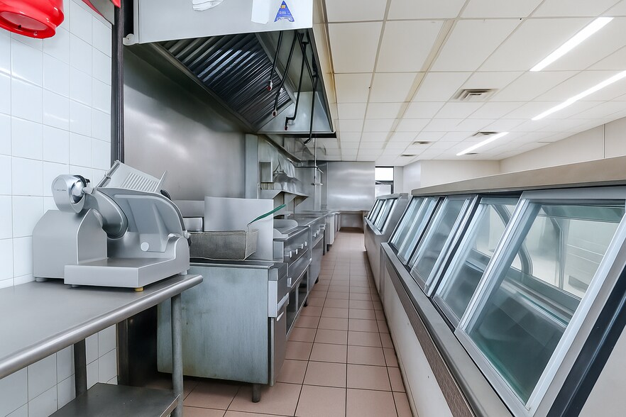 More Photos Of 1300 Clove Rd, Staten Island Freestanding For Lease