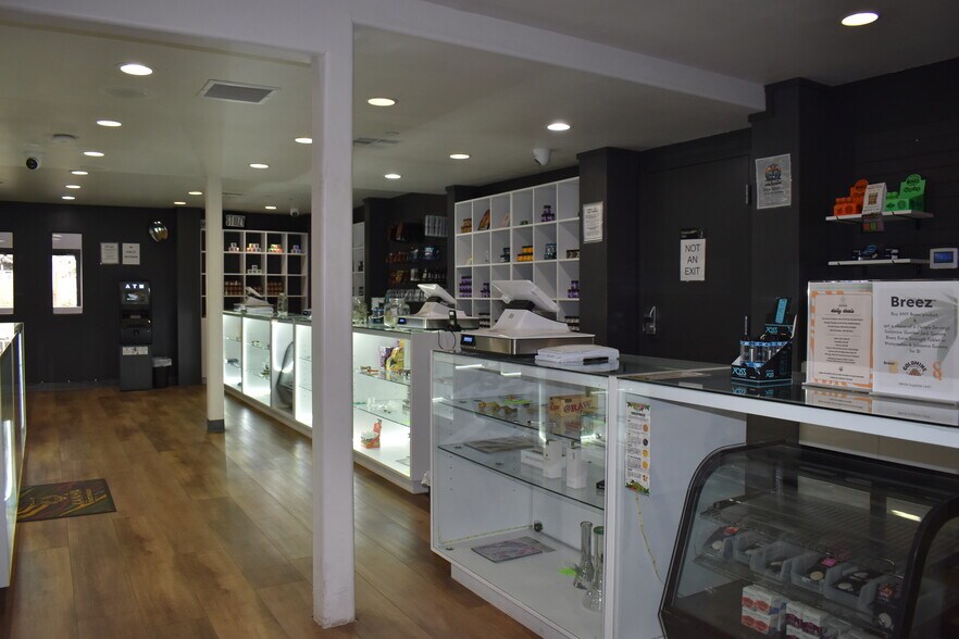 More Photos Of 8157-8159 W Wing Ave, El Cajon Manufacturing For Sale