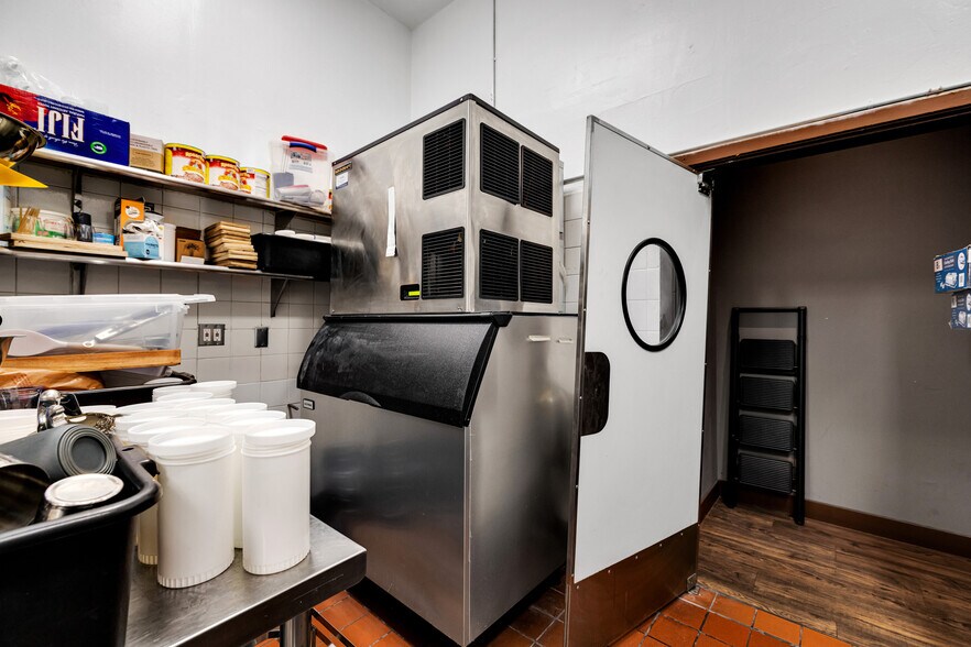 More Photos Of 7039 Greenleaf Ave, Whittier Restaurant For Sale