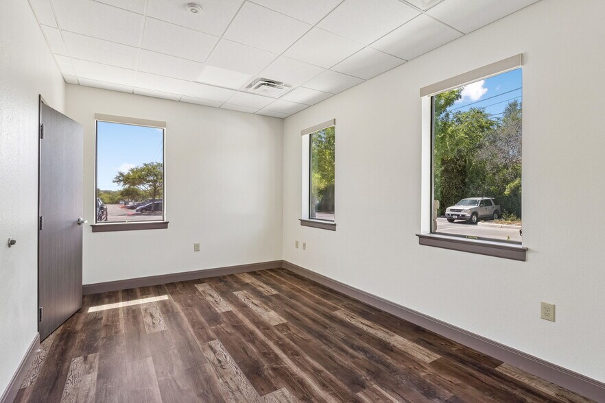 More Photos Of 4358 Lockhill Selma Rd, Shavano Park Medical For Lease