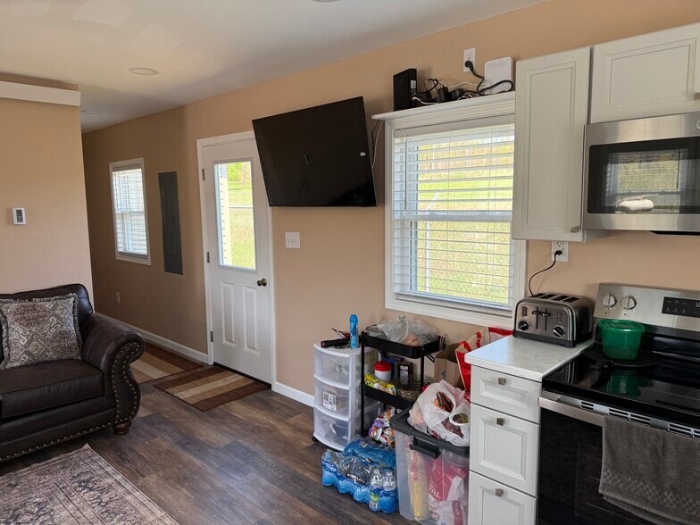 More Photos Of 4881 Pittsburgh Rd, Harrisville Light Distribution For Sale