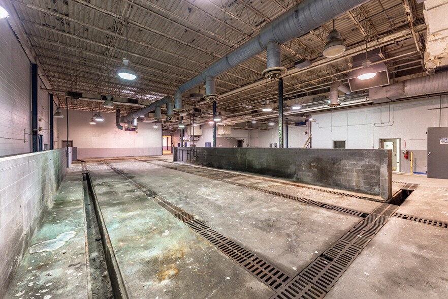 More Photos Of 200 Universal Dr, Centerville Distribution For Lease