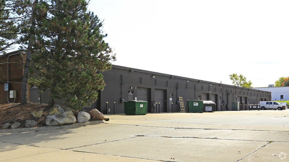 More Photos Of 101-180 Ken Mar Industrial Pky, Broadview Heights Showroom For Lease