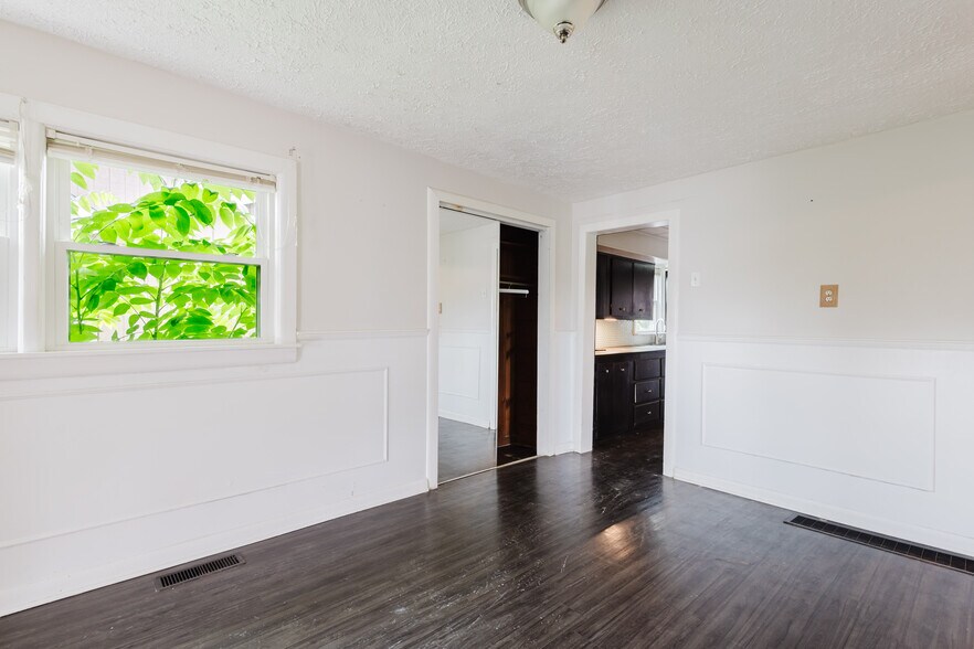 More Photos Of , Lexington Specialty For Sale