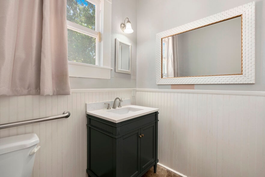 More Photos Of 801 E Quincy St, San Antonio Office Residential For Lease