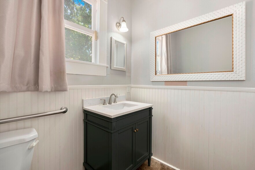 More Photos Of 801 E Quincy St, San Antonio Office Residential For Lease