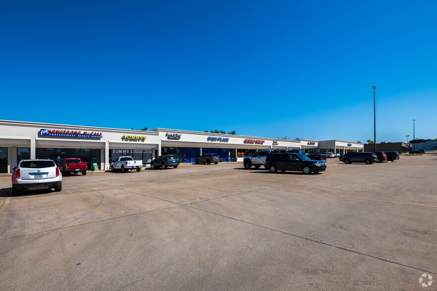 More Photos Of 1700-1760 Mall Cir, Fort Worth Freestanding For Lease