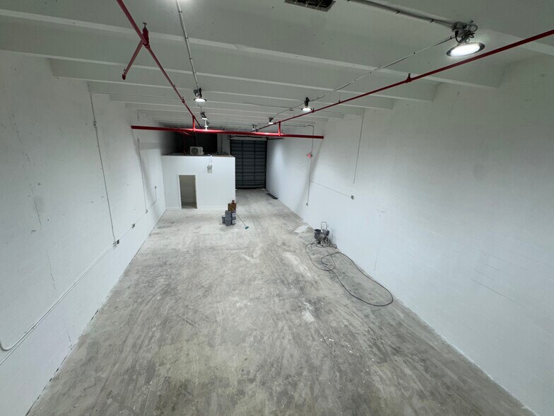 More Photos Of 6997 NW 50th St, Miami Warehouse For Lease