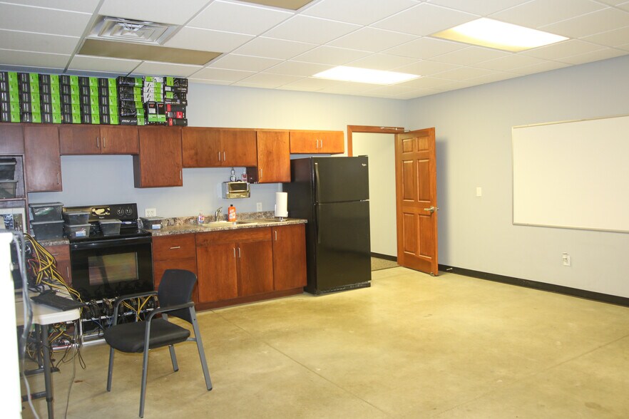 More Photos Of 501 N 16th St, Beresford Warehouse For Sale