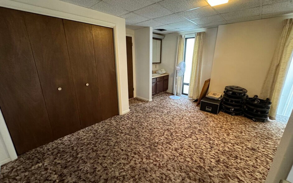 More Photos Of 425 N Broadway Ave, Riverton Light Distribution For Sale