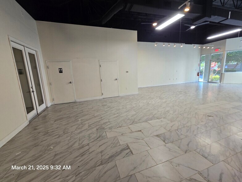 More Photos Of 7901 Kingspointe Pky, Orlando Showroom For Lease
