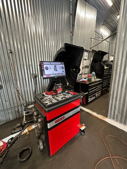 More Photos Of 2501 Sanford Ave, Sanford Auto Repair For Sale