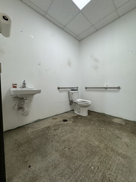 More Photos Of 1046-1048 E 26th St, Hialeah Warehouse For Lease
