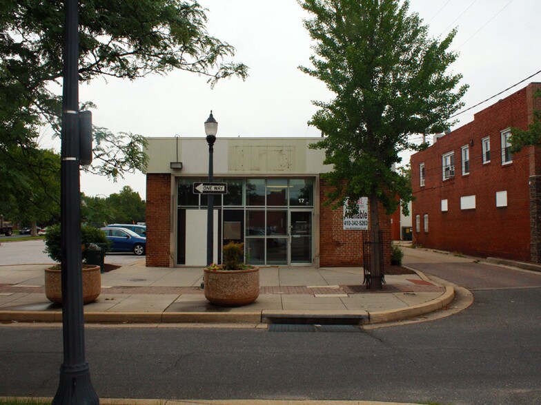 More Photos Of 17 Center Pl, Dundalk Storefront For Sale