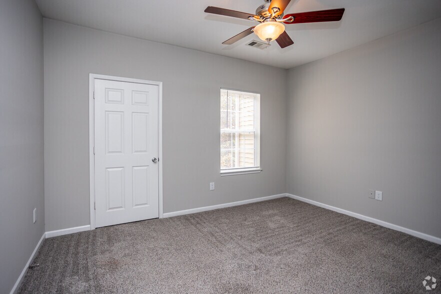 More Photos Of 501 Tiger Way, Knoxville Apartments For Sale
