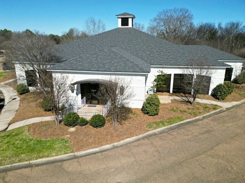 More Photos Of 601 Crescent Blvd, Madison Office For Lease