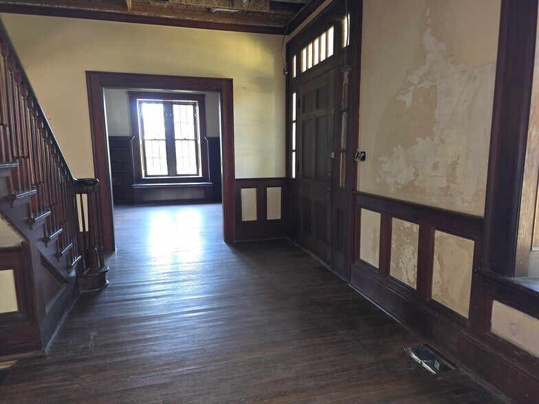 More Photos Of 328 Buckmarsh St, Berryville Flex For Sale
