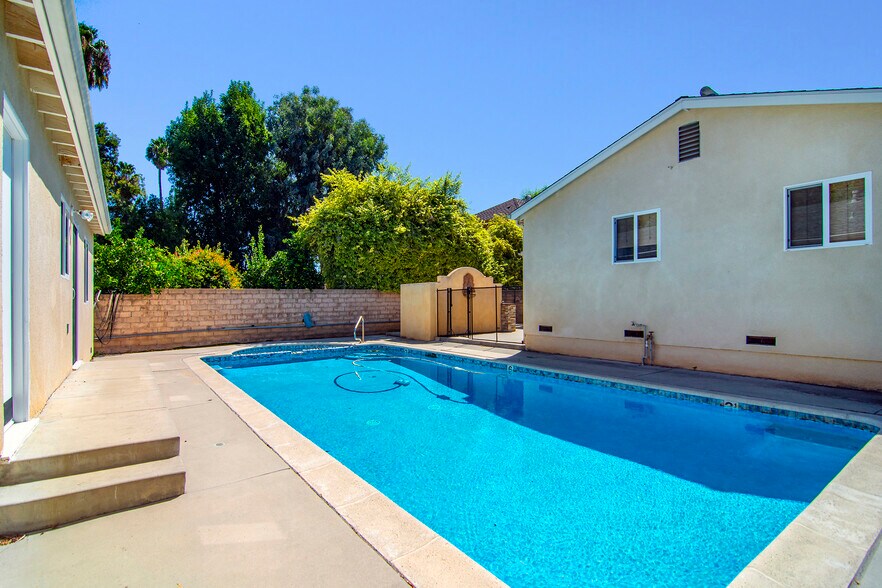 More Photos Of 22839 Dolorosa St, Woodland Hills Multifamily For Lease