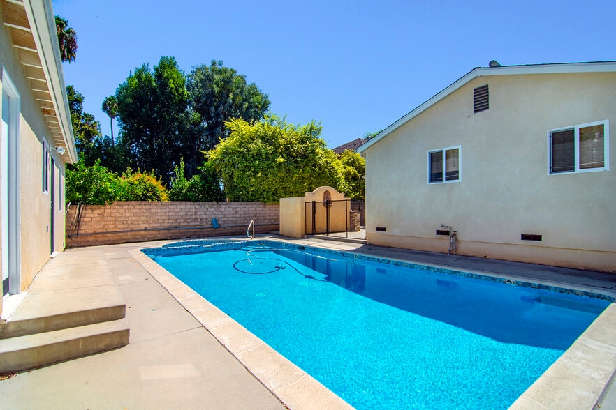 More Photos Of 22839 Dolorosa St, Woodland Hills Multifamily For Lease