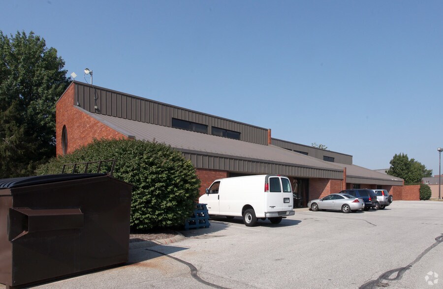 More Photos Of 2485 Directors Row, Indianapolis Office For Lease