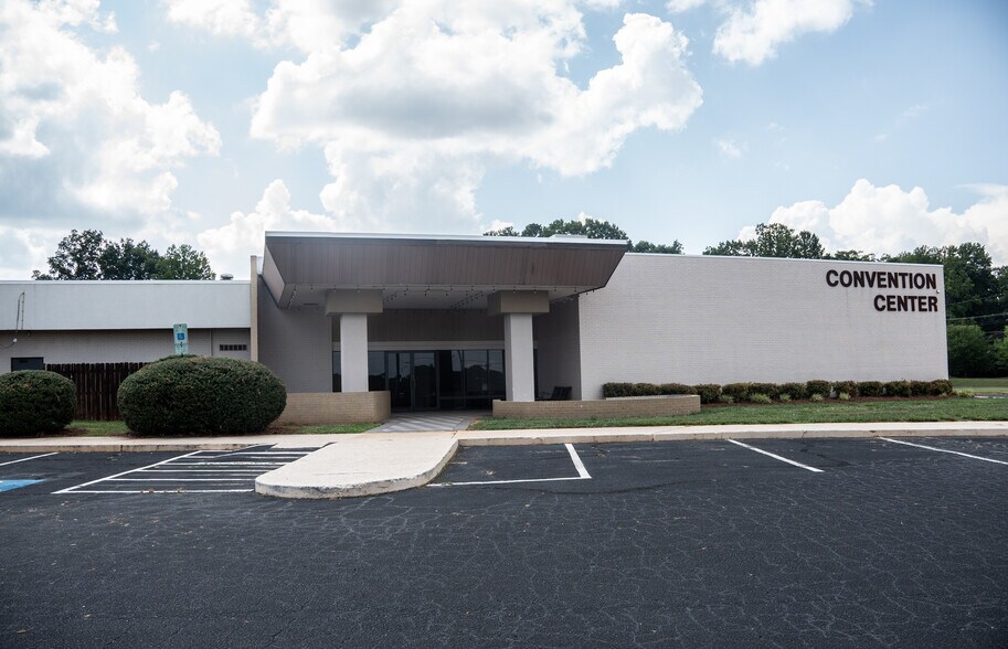 More Photos Of 2703 Ramada Rd, Burlington General Retail For Lease