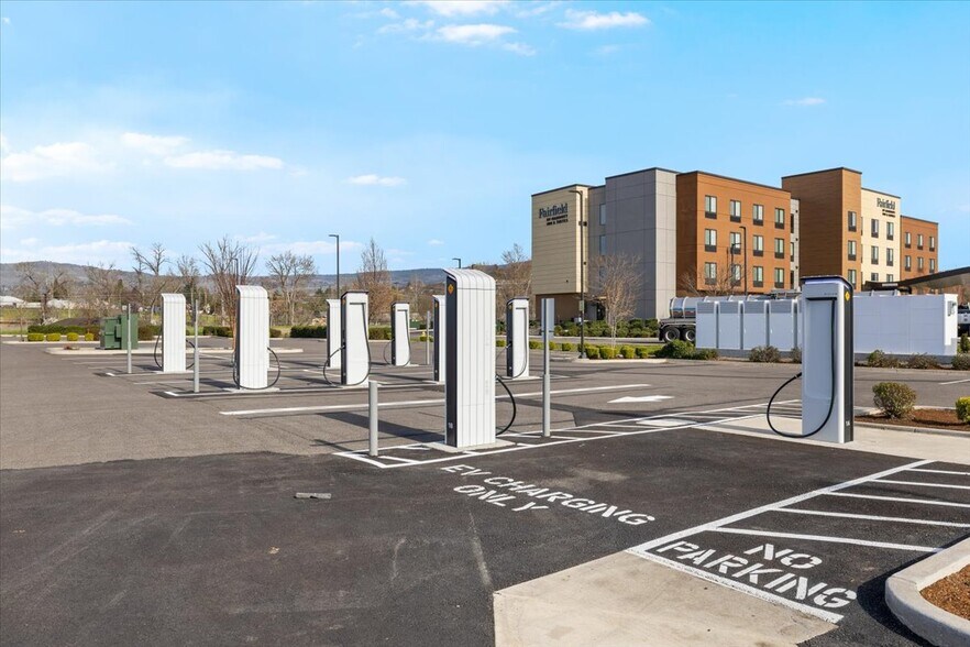 More Photos Of 1445 Center Dr, Medford Restaurant For Lease