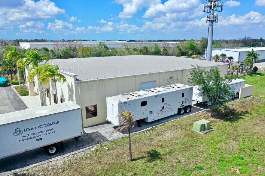 More Photos Of 14230 Jetport Loop W, Fort Myers Warehouse For Lease