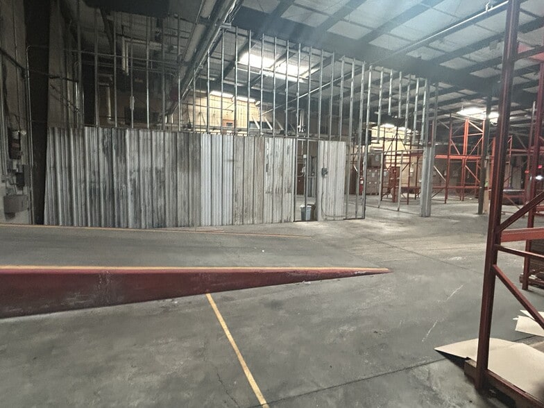 More Photos Of 210 SW Texas Ave, Lawton Warehouse For Lease