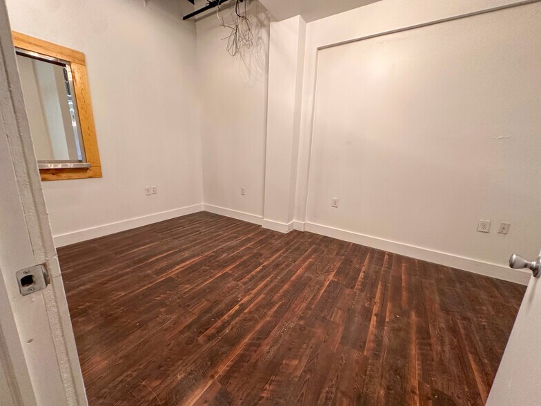 More Photos Of 2709 Westerville Rd, Columbus Light Manufacturing For Sale