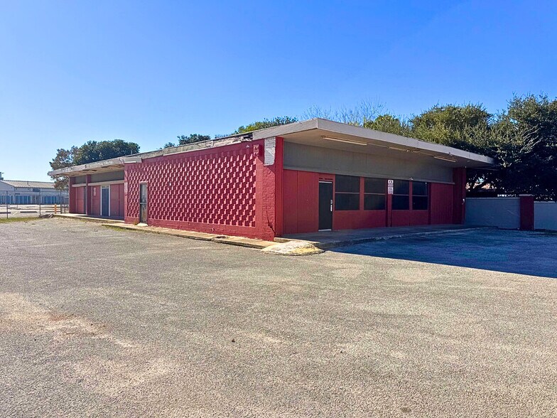 More Photos Of 2507 S General McMullen Dr, San Antonio General Retail For Sale