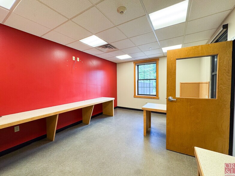 More Photos Of 103R Old Windsor Rd, Bloomfield Warehouse For Lease