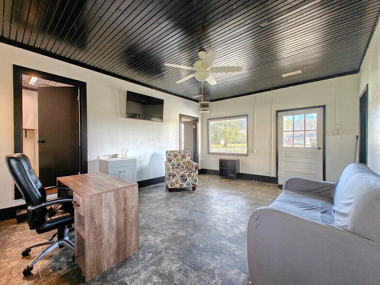 More Photos Of 433 Cedar St, Gleason Specialty For Sale