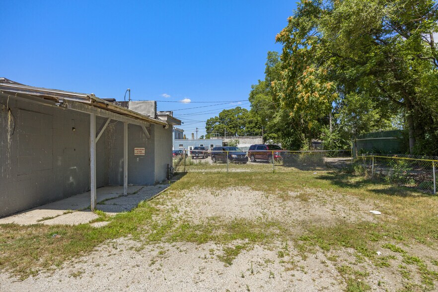 More Photos Of 1090 S Getty St, Muskegon Storefront For Sale
