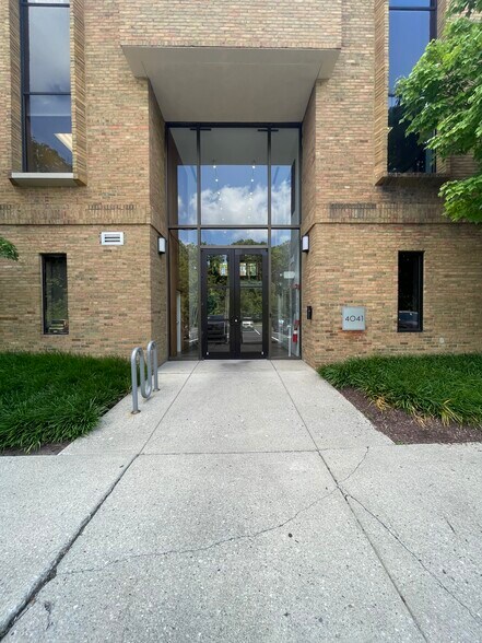 More Photos Of 4041 N High St, Columbus Office For Lease