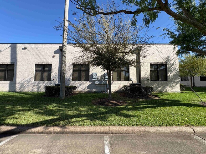More Photos Of 12440 Emily Ct, Sugar Land Medical For Lease