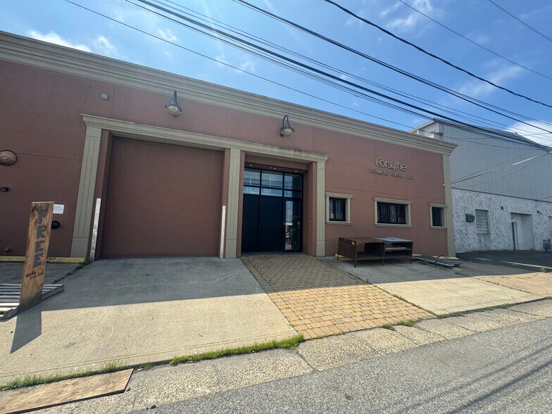 More Photos Of 10-12 Niagara Ave, Freeport Warehouse For Lease