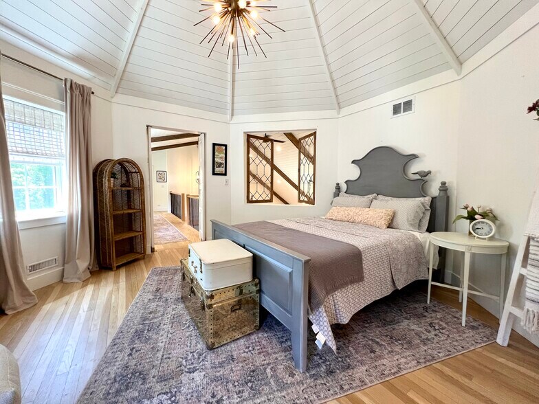 More Photos Of 204 Country Commons Rd, Trout Valley Specialty For Sale