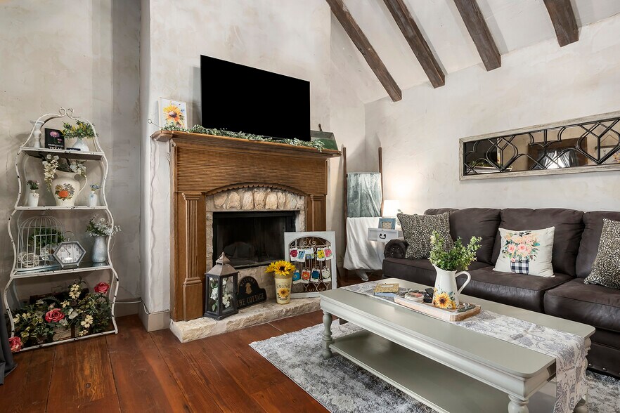 More Photos Of 104 E Austin St, Fredericksburg Storefront Retail Residential For Sale