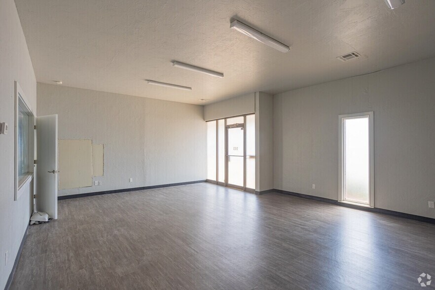 More Photos Of 1811 Industrial Blvd, Norman Light Distribution For Lease