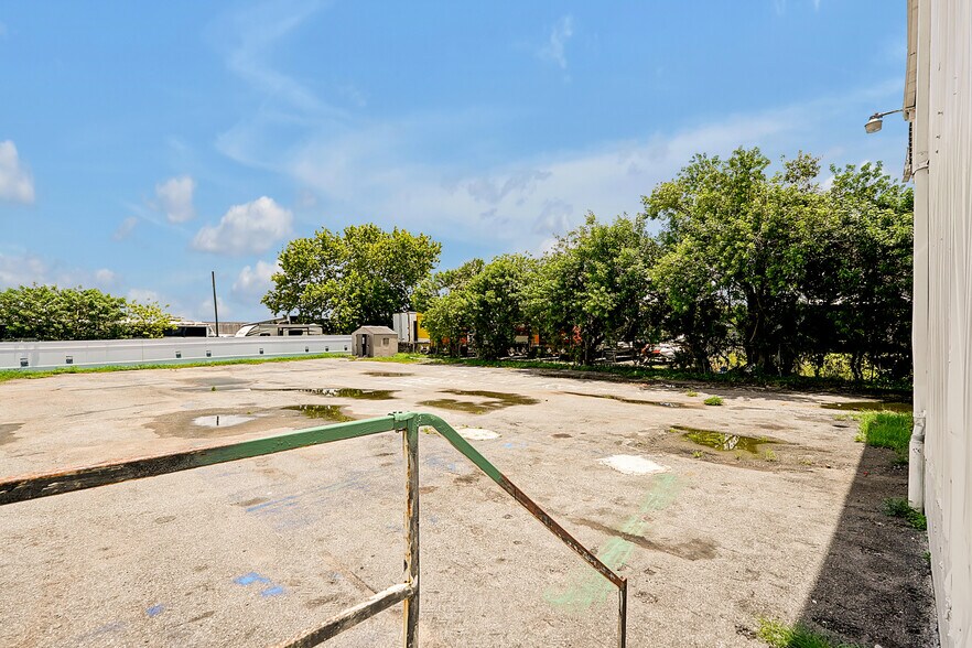 More Photos Of 11435 Rocket Blvd, Orlando Warehouse For Lease