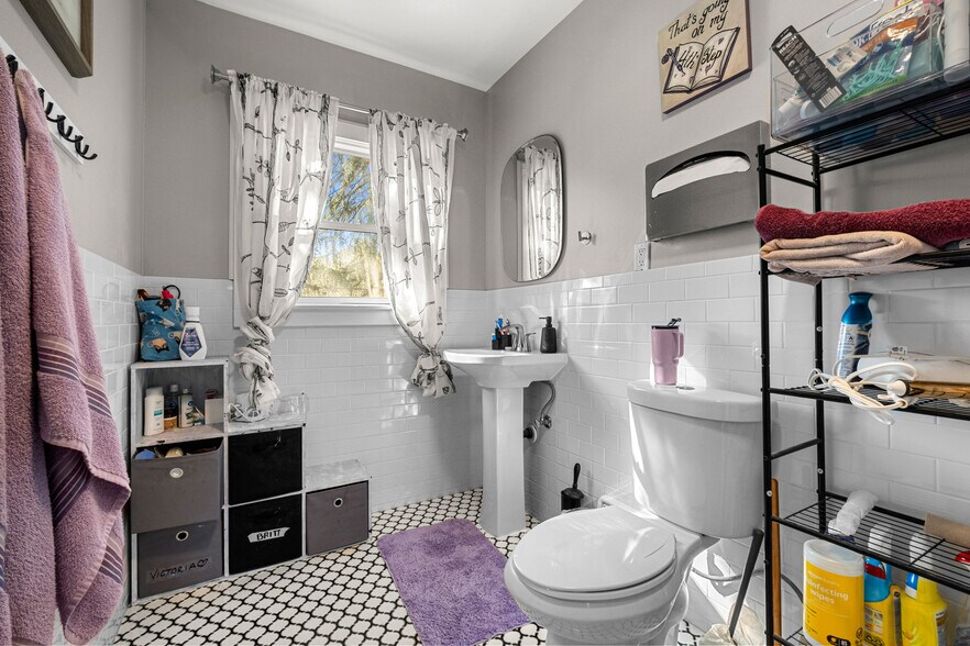 More Photos Of 320 Taylor Rd, Newcastle Specialty For Sale