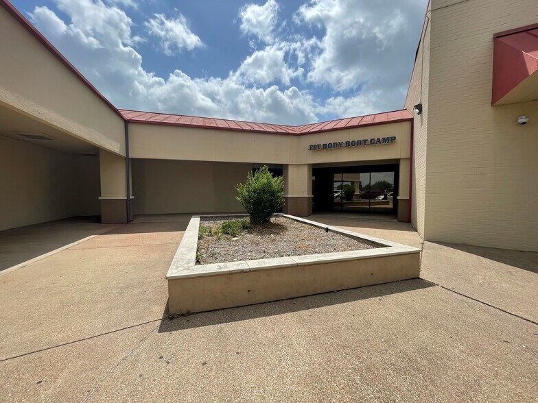 More Photos Of 1235 S Josey Ln, Carrollton Unknown For Lease